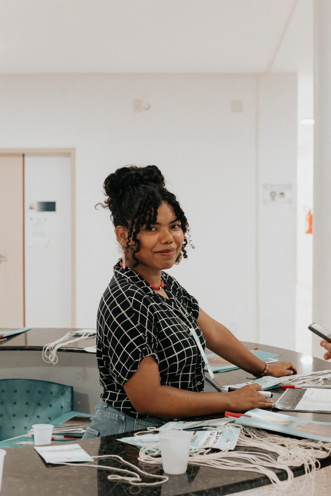 Início do credenciamento. Discente Jéssica Cardoso parando o trabalho para um pequeno registro.